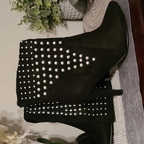 Ashley Stewart Woman 12W, 3.5 inch heel black boots - Picture 3 of 5